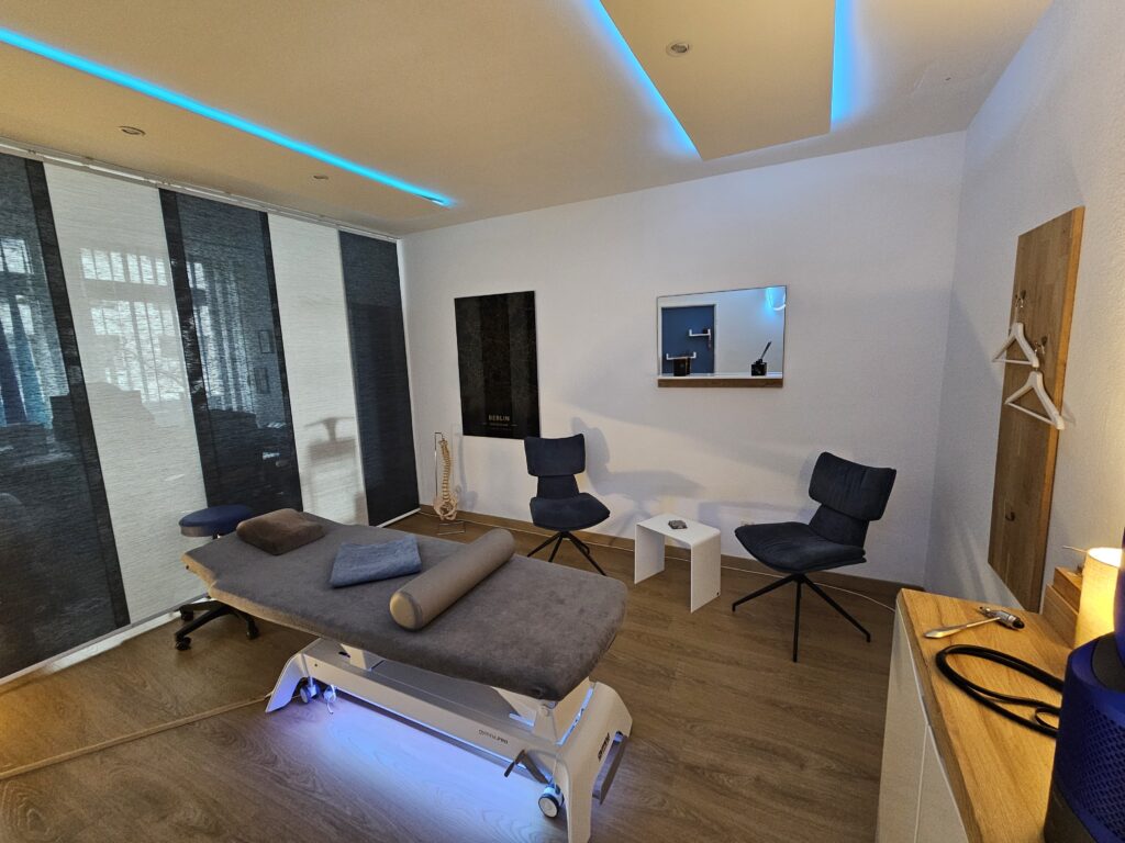 Behandlungsraum der Therapiepraxis Tom Gundlach in Berlin-Wilmersdorf mit Therapieliege